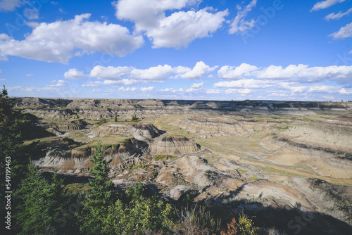 Thanks to erosion, the water has dug for thousands of years to go back in time and reveal the different layers that have succeeded one another..The presence of sandstones, clays or coals in succession