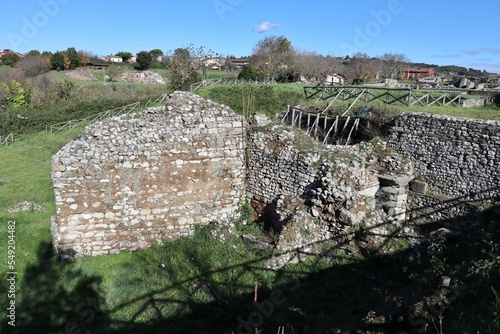 Passo di Mirabella - Ruderi delle mura di cinta di Aeclanum dal vialetto perimetrale photo