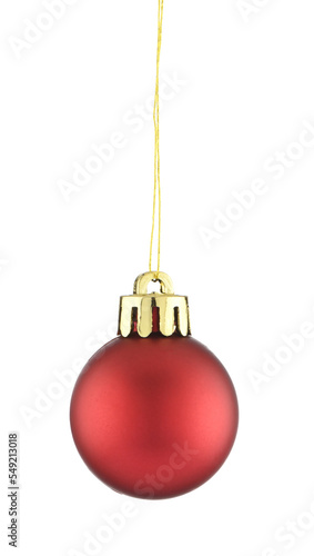 Bola de navidad de color rojo brillante colgando sobre fondo blanco