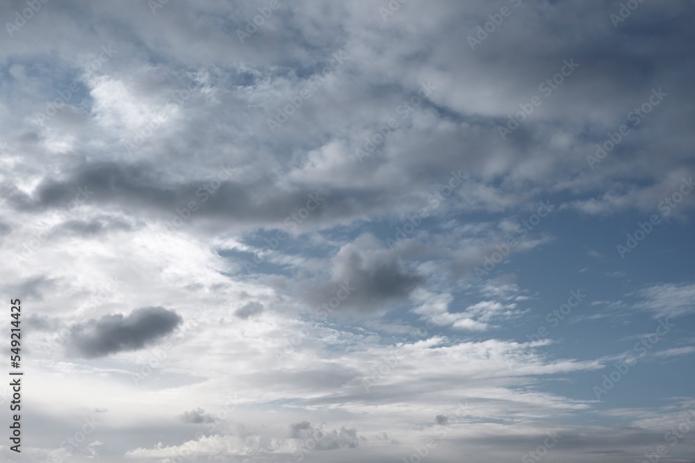 Fototapeta premium Farbiger Himmel mit interessanten Wolken als Hintergrund