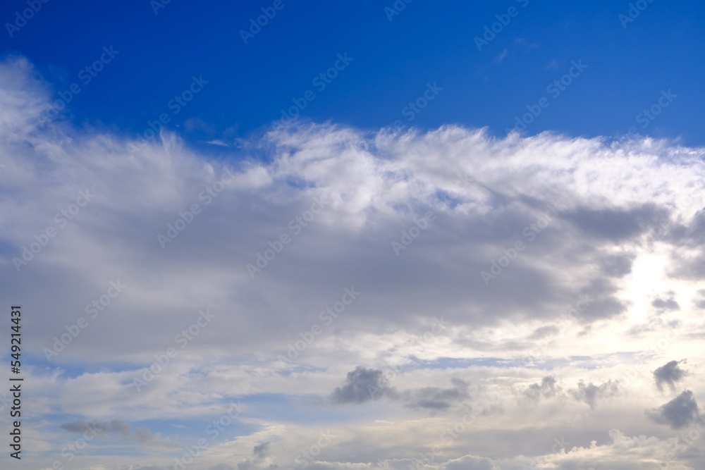 Farbiger Himmel mit interessanten Wolken als Hintergrund Farbiger Himmel mit interessanten Wolken als Hintergrund