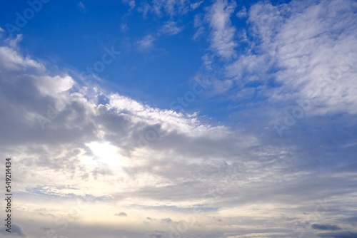 Farbiger Himmel mit interessanten Wolken als Hintergrund © Karsten