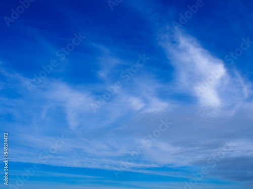 Farbiger Himmel mit interessanten Wolken als Hintergrund