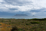 Dünen, Vegetation, Strand und Blick auf den Tafelberg.
