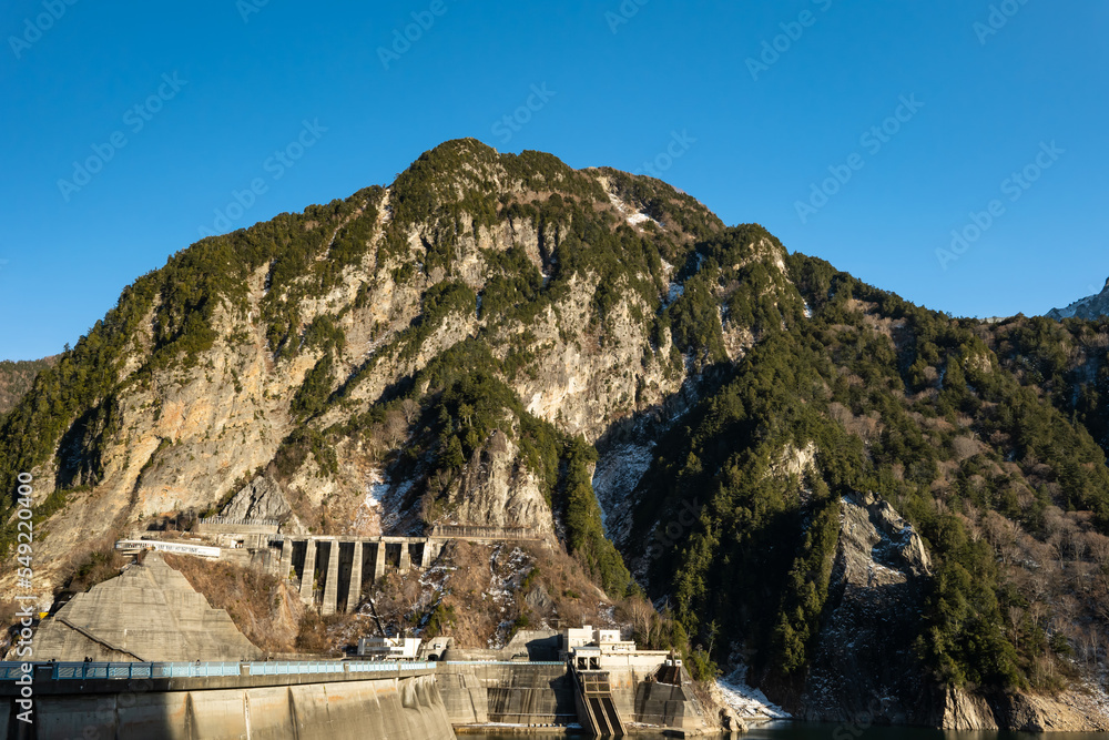 黒部ダム建設時の遺構と後立山連峰