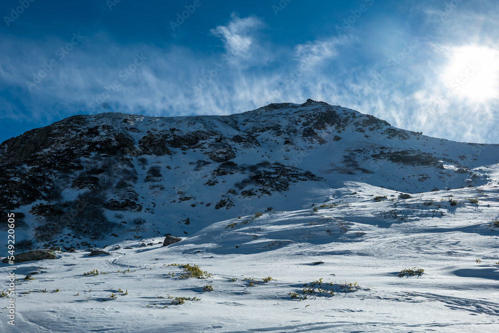 立山黒部アルペンルート　冬山　雄山への登山道から浄土山を見上げる