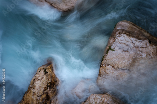 Abstraktes Bild von fließendem wasser in reißendem Fluss in den dolomiten