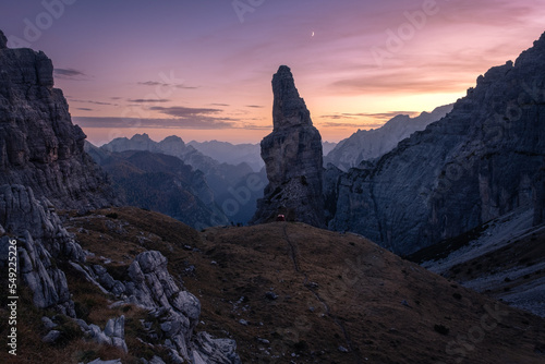 Campanile di val montanaia im Herbst in den dolomiten bei sonnenuntergang