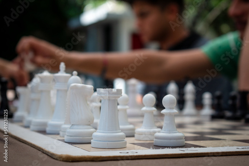 Tablero de ajedrez con piezas organizadas en medio de un torneo o competencia photo