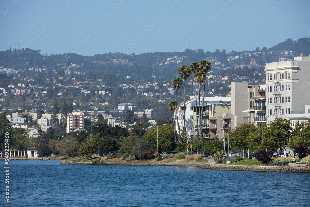 Afternoon view of the lake shore skyline of Lake Merritt in Oakland, California, USA. - obrazy, fototapety, plakaty 