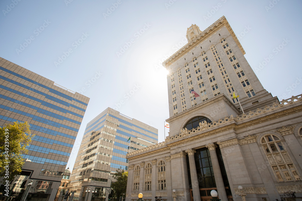 Late afternoon view of the historic downtown city center of Oakland, California, USA. - obrazy, fototapety, plakaty 