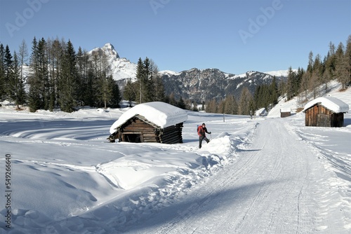 Winterwanderung am Heiligkreuzkofel über die schneebedeckten Armentara Almwiesen © Thomas