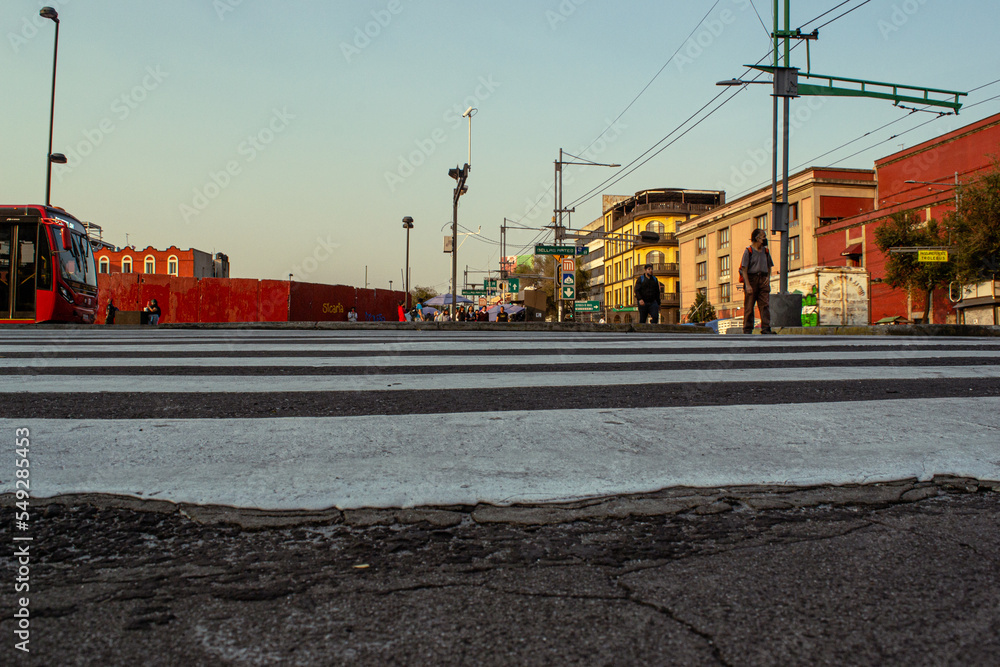 cruce paso de cebra en calle de México en la ciudad de mexico centro histórico en atardecer transporte publico espera el paso color rojo cultura de un día en atardecer cinematográfico