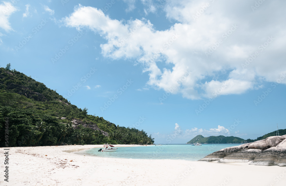 Obraz premium Beautiful tropical beach with crystal blue waters at Seychelles