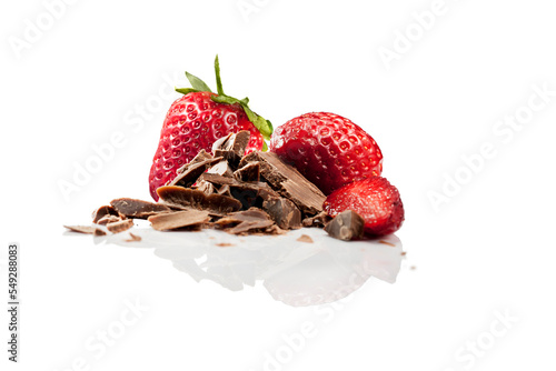 Słodka mleczna czekolada o smaku truskawkowym, z kawałkami truskawki, na jednolitym białym tle. Kawałki czekolady z całymi czerwonymi truskawkami. Na białym tle