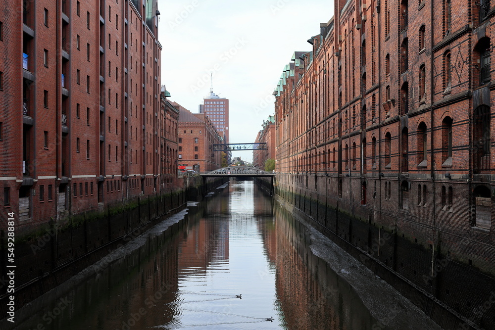 Blick in die Speicherstadt in Hamburg bei Niedrigwasser