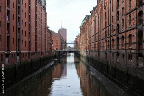 Blick in die Speicherstadt in Hamburg bei Niedrigwasser © Horst Bingemer