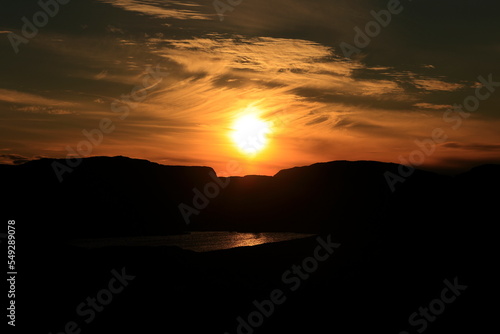 Sch  ner Sonnenuntergang in einem Fjord an der K  ste von Norwegen