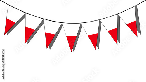 Banderines en forma de triangulo de la bandera de Polonia sobre una pared blanca haciendo sombra. Bandera de Polonia.