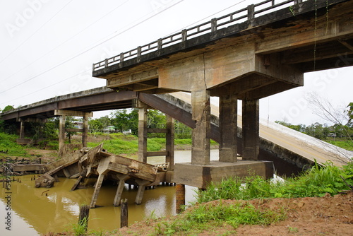 Bridge collapsed on a stretch of BR-319, in Amazonas. Four people died. The Fire Department is searching for at least 15 missing persons. Done on September 29, 2022 between Careiro and Araca.