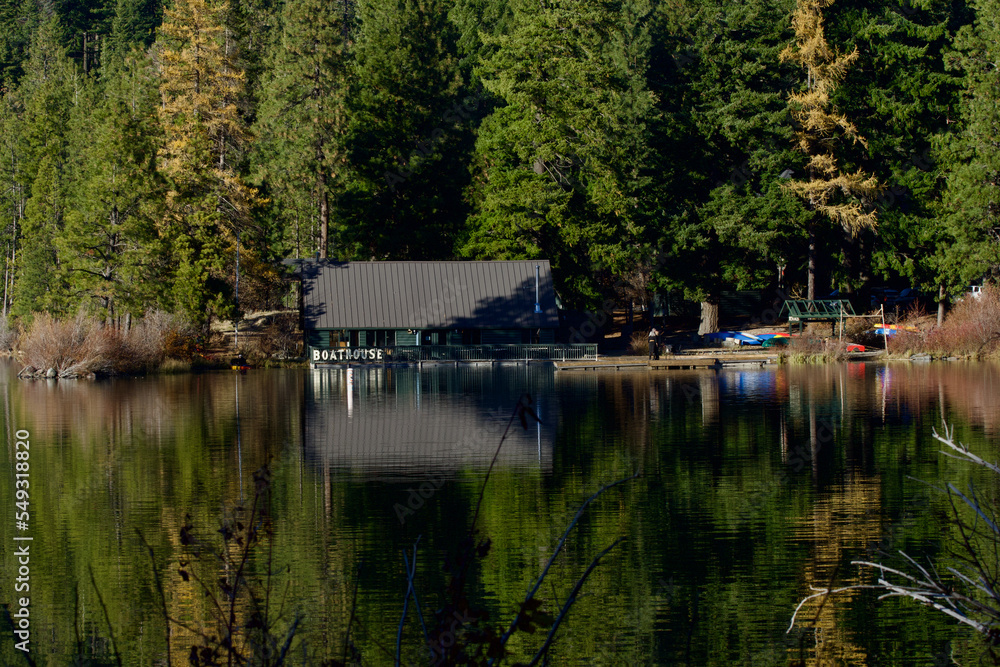 Obraz premium Suttle lake boat house reflecting on the water, Central Oregon 