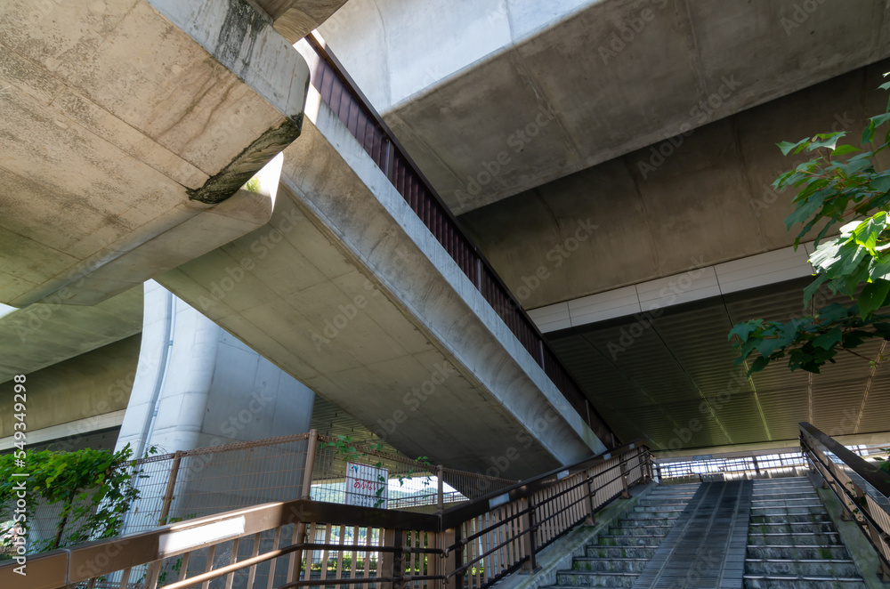 Obraz premium 高架下の階段