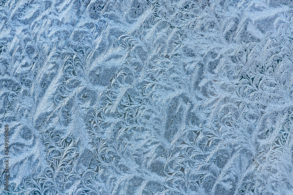 Naklejka premium natural frosty pattern on winter window. ice crystals on glass. highly detailed view.