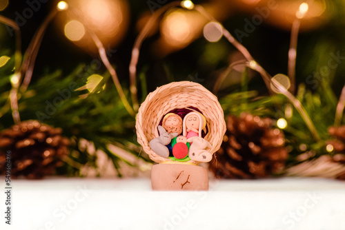 Escenas de navidad con mini pesebres hechos a mano con materiales reciclados. Animales hechos de alpaca con lana color blanco. Fondo navideño blanco y verde con dorado. Escenas de indígenas andinos.