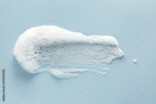 Cuadro en lienzo Smudge of white washing foam on color background, top view