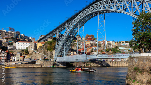 Foto Placed along the Douro river and extending with it until the Atlantic ocean, Porto is a wonderful town