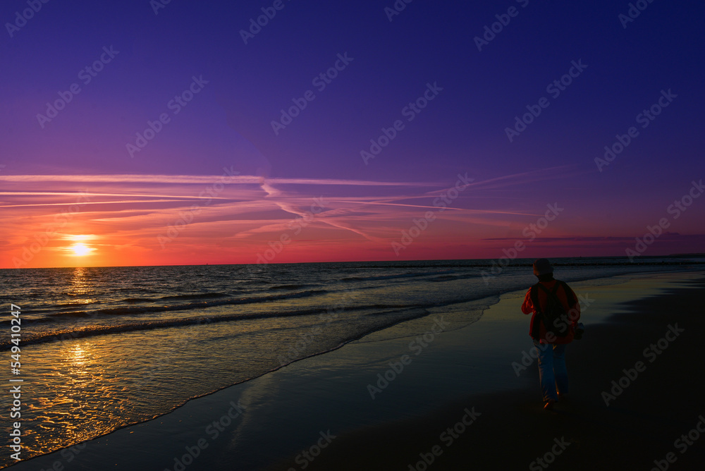 Sonnenuntergang am Sandstrand von Huisduinen-Den Helder in der niederländischen Provinz Nordholland
