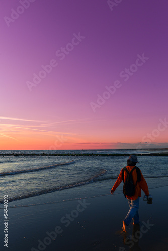 Sonnenuntergang am Sandstrand von Huisduinen-Den Helder in der niederl  ndischen Provinz Nordholland