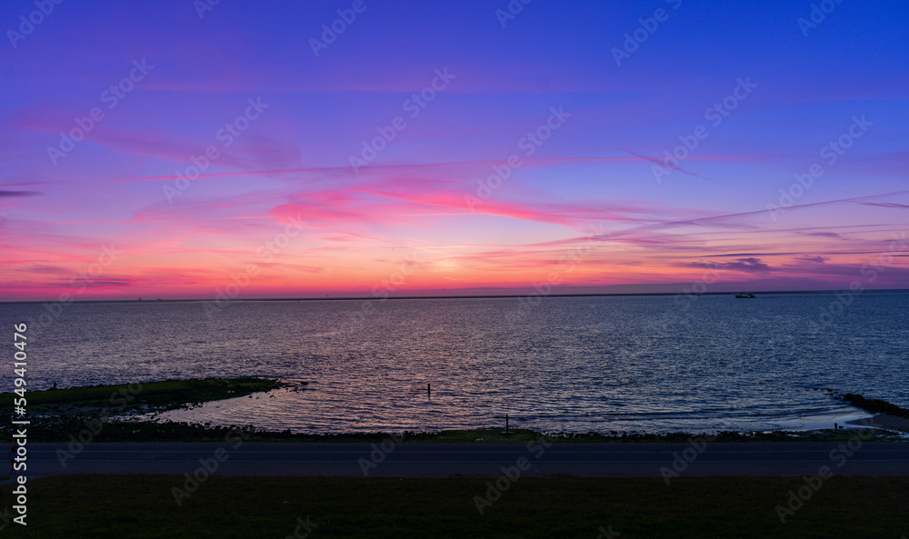 Naklejka premium Sonnenuntergang am Sandstrand von Huisduinen-Den Helder in der niederländischen Provinz Nordholland