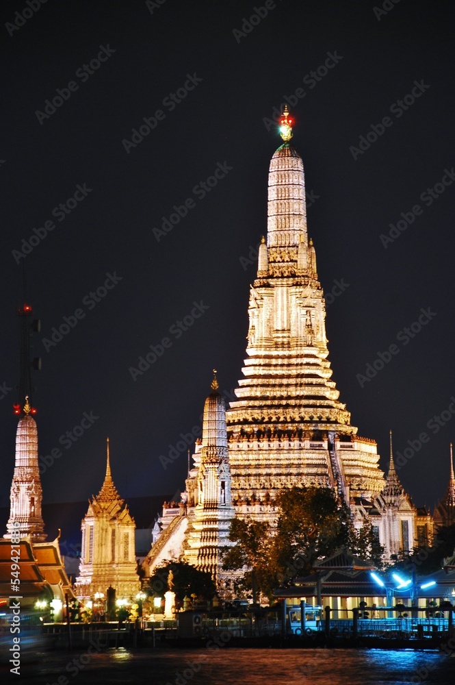 Fototapeta premium バンコク夜景 ワット・アルン（Wat Arun）