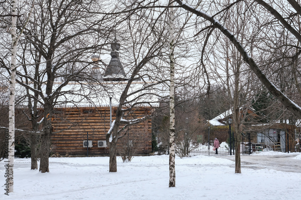 Fototapeta premium THE SQUARE IN FRONT OF THE ENTRANCE TO THE CHURCH ON A COLD WINTER DAY
