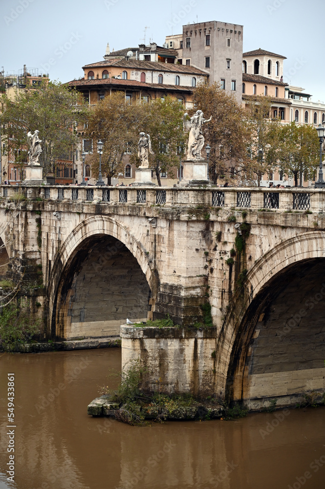 Le pont Saint-Ange franchissant le fleuve Tibre de Rome