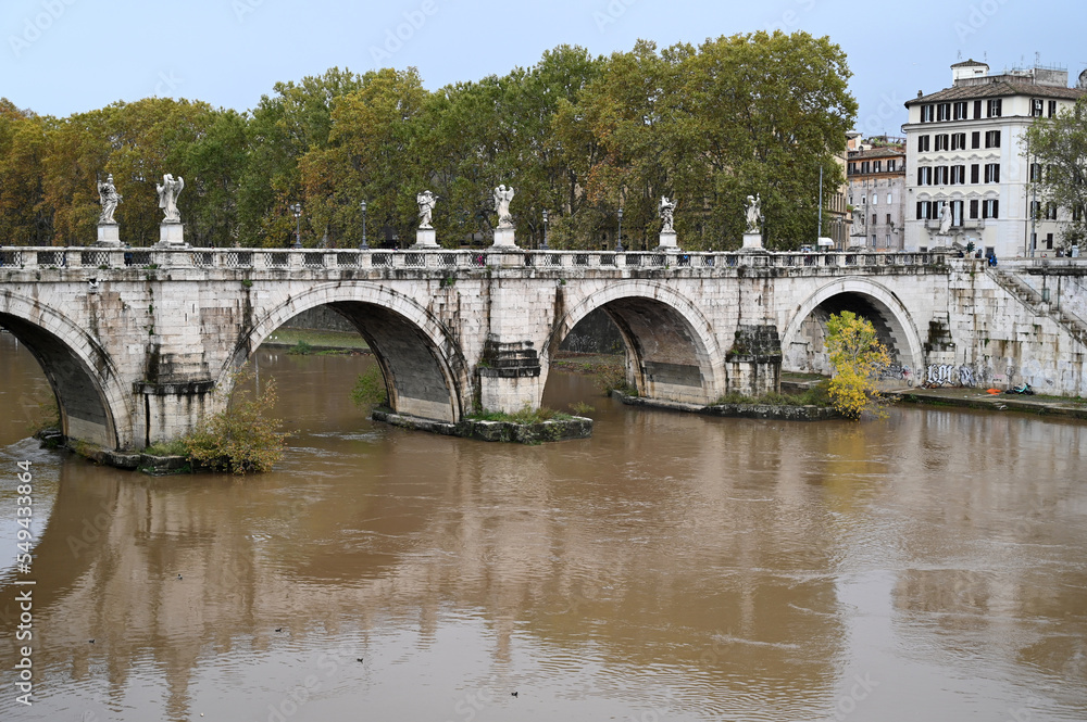 Le pont Saint-Ange franchissant le fleuve Tibre de Rome