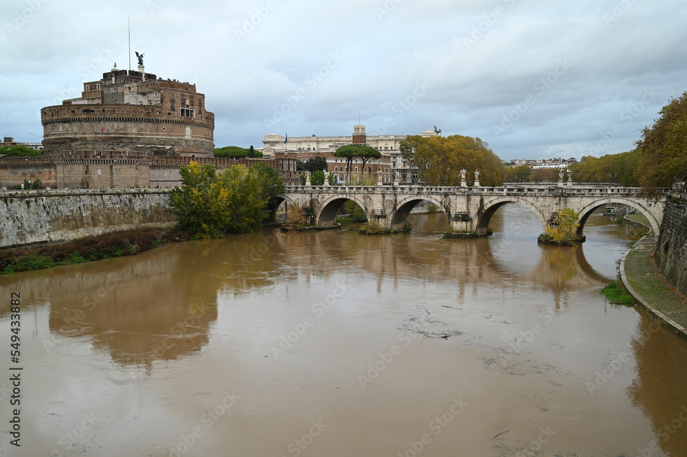 Pont et château Saint-Ange de Rome avec le fleuve Tibre