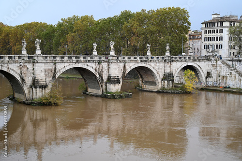 Le pont Saint-Ange franchissant le fleuve Tibre de Rome
