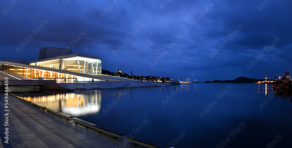 panoramique sur opéra à l'heure bleu et reflet sur Fjord d'Oslo en Norvège en été