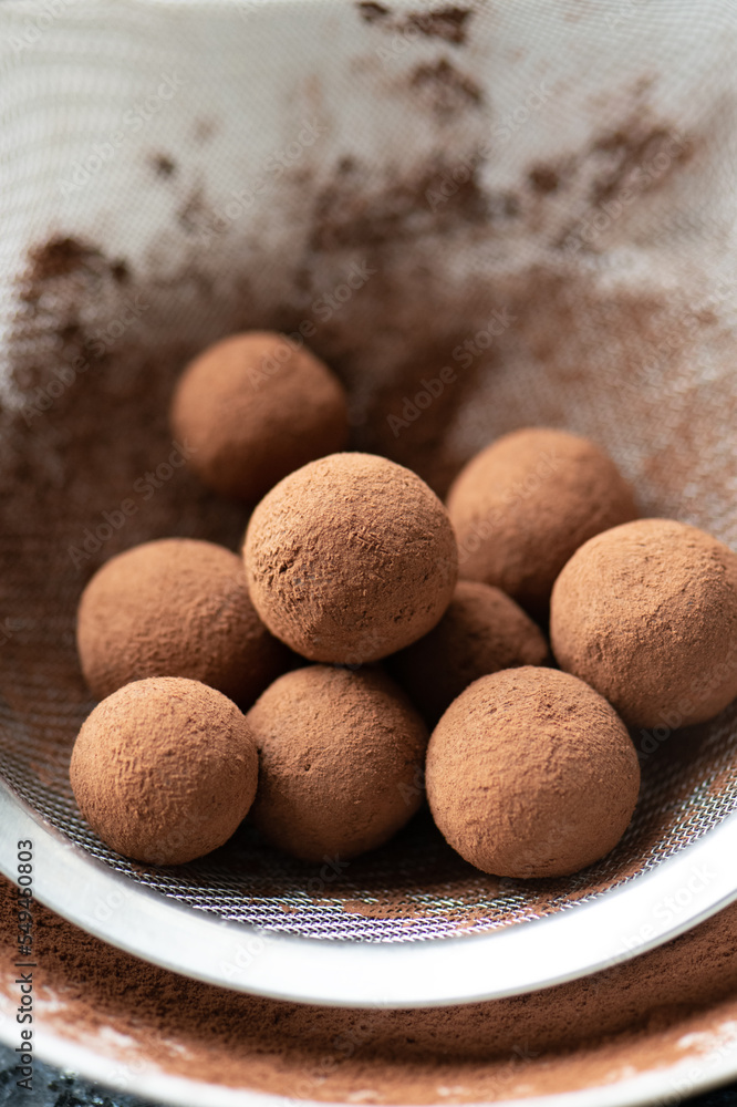 Marzipankugeln selbstgemacht mit Ahornsirup und Rohkakao Marzipankugeln selbstgemacht mit Ahornsirup und Rohkakao