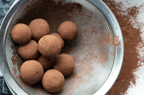 Marzipankugeln selbstgemacht mit Ahornsirup und Rohkakao photo