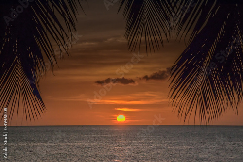 Fototapeta Naklejka Na Ścianę i Meble -  Coucher de soleil en Guadeloupe plage Leroux