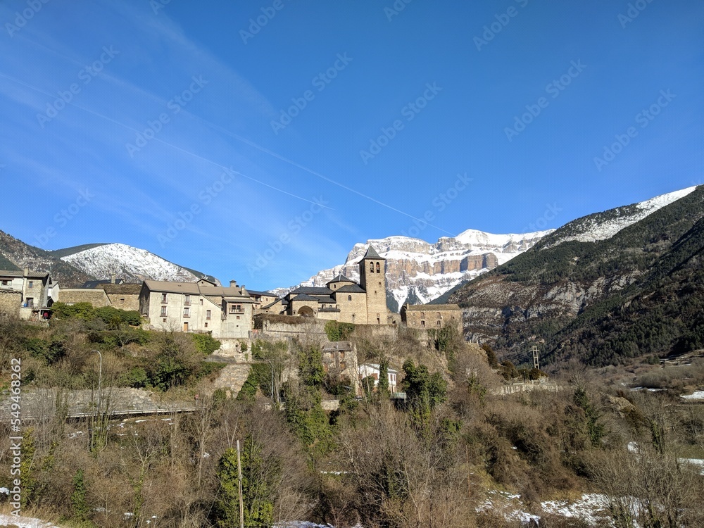 Obraz premium Winter landscape with a view of a snowy mountain.