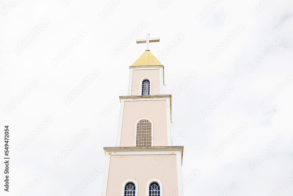 Torre da Paróquia Nossa Senhora D'abadia em um dia de céu nublado. Igreja na cidade de Anápolis.