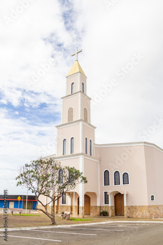 Vista lateral da Paróquia Nossa Senhora D'abadia na cidade de Anápolis em Goiás em um dia nublado.