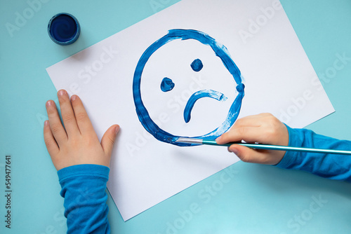 Foto Top view of the drawing sad face