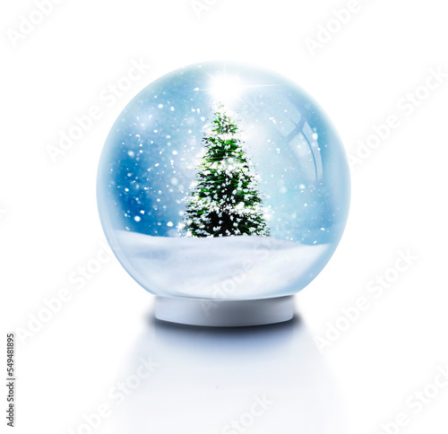 Schneekugel mit Schneeflocken und Weihnachtsbaum isoliert