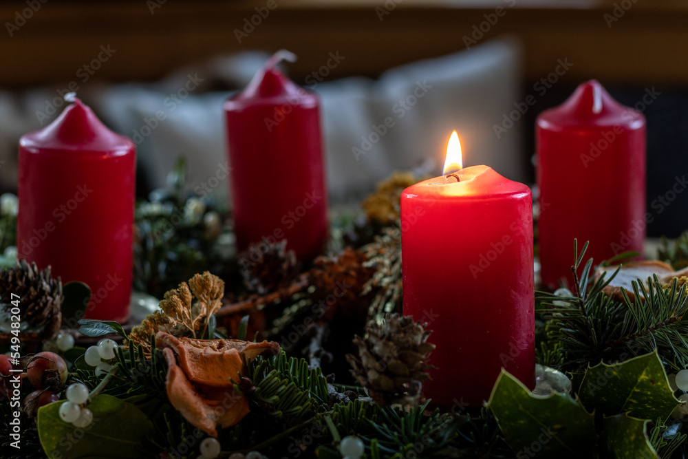 Adventkranz mit leuchtender Kerze Adventkranz mit leuchtender Kerze