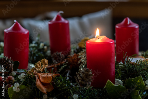 Adventkranz mit leuchtender Kerze
